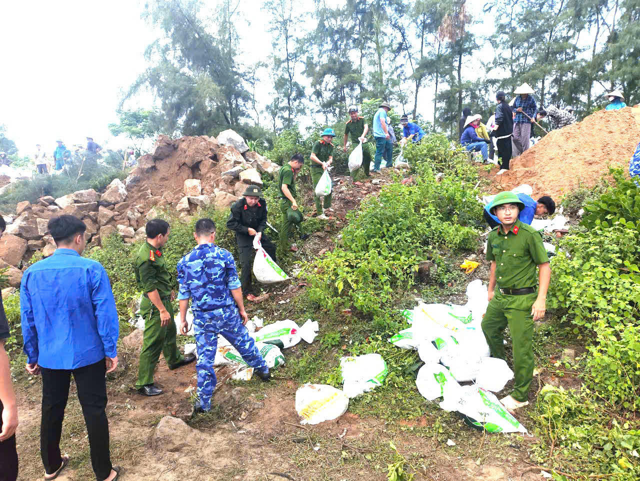 Lực lượng chức năng tranh thủ gia cố lại đê biển trước khi bão vào.