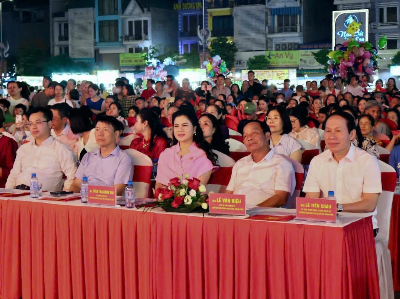 Ủy viên Trung ương Đảng, Bí thư Thành ủy, Trưởng Đoàn ĐBQH TP Lê Tiến Châu; Chủ tịch HĐND TP Lê Văn Hiệu cùng các đại biểu dự chương trình tại điểm cầu Quảng trường Trung tâm Văn hóa xứ Đông.