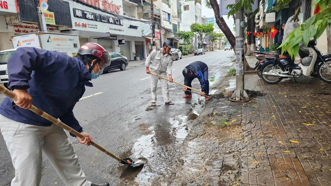Hình ảnh Đà Nẵng ra quân chống ngập, ngư dân hối hả đưa tàu thuyền trú bão số 10