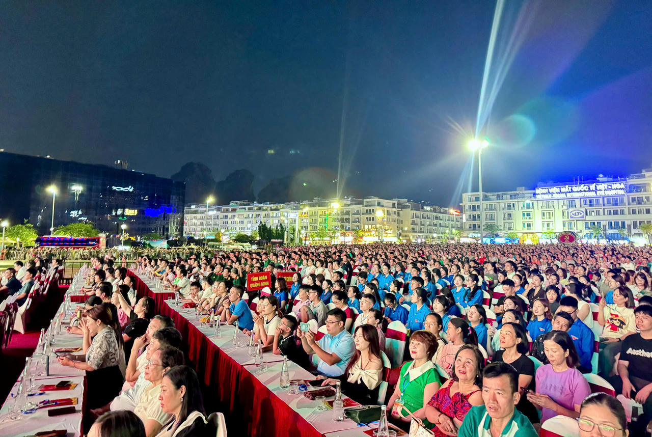 Đông đảo Nhân dân và du khách đến với chương trình.