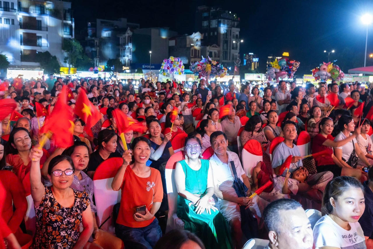 Đông đảo người dân tới thưởng thức chương trình nghệ thuật tại Quảng trường Trung tâm Văn hoá Xứ Đông.