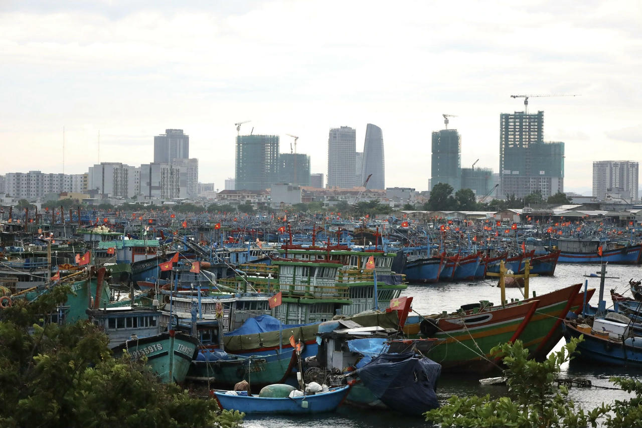 Hình ảnh Đà Nẵng ra quân chống ngập, ngư dân hối hả đưa tàu thuyền trú bão số 10
