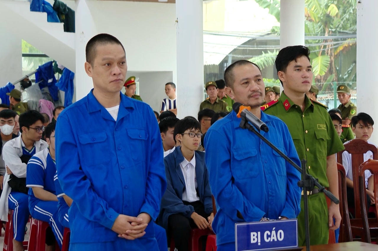 Hai bị cáo Đỗ Hoàng Hải (bên trái) và Mai Xuân Sang tại phiên toà.