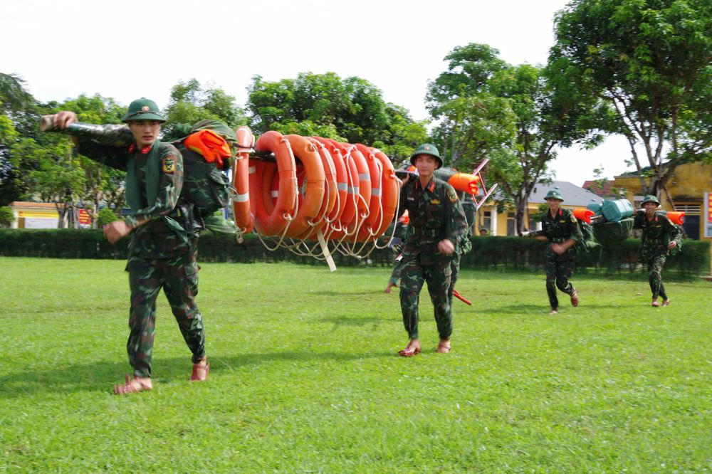 Trong quá trình báo động, đơn vị tổ chức quán triệt nhiệm vụ, phân công lực lượng trực, duy trì nghiêm chế độ thông tin liên lạc; đồng thời chằng chống doanh trại, củng cố kho tàng, bảo đảm an toàn vũ khí, trang thiết bị kỹ thuật.