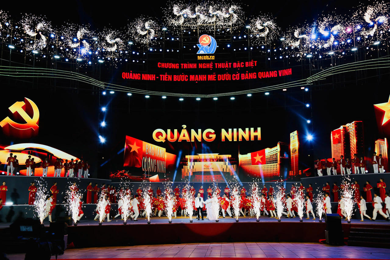 Các tiết mục tái hiện hình ảnh Quảng Ninh qua các giai đoạn từ những “buổi bình minh” của cách mạng, trở thành “cái nôi” nuôi dưỡng những người chiến sĩ cộng sản kiên trung, hàng nghìn công nhân mỏ lên đường cống hiến vì độc lập dân tộc, vì quê hương Quảng Ninh thân yêu. 