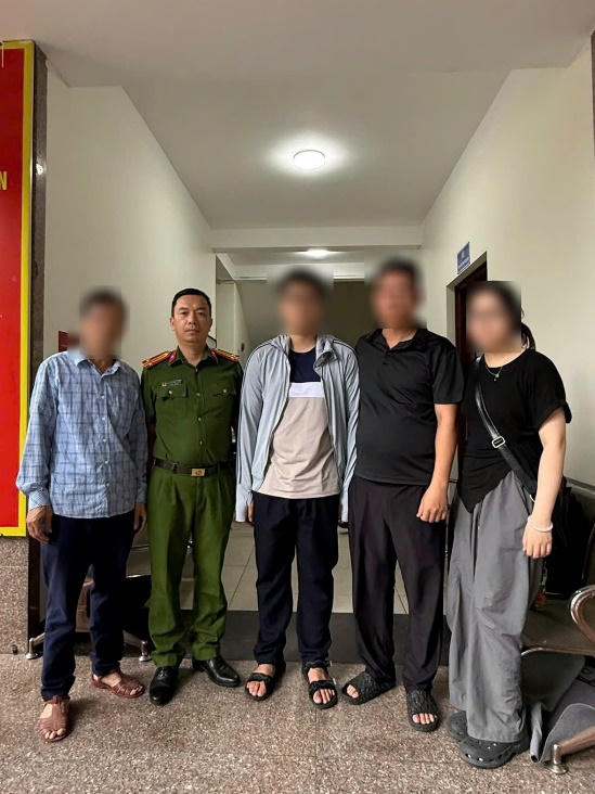 Nam sinh viên được Công an phường bàn giao cho gia đình.