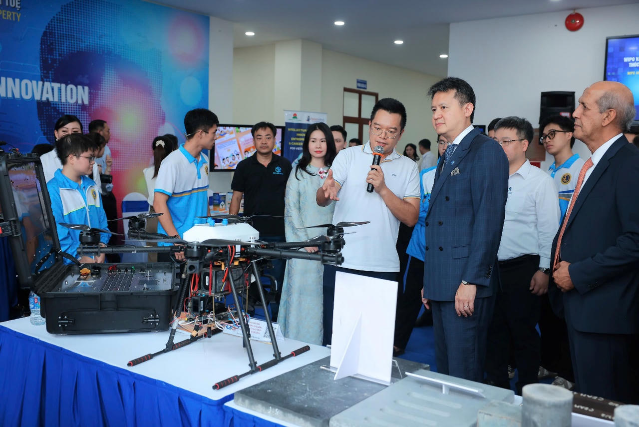 Tổng Giám đốc WIPO Daren Tang cùng đoàn công tác tham quan các gian hàng trưng bày sản phẩm đổi mới sáng tạo (Ảnh: MOST)