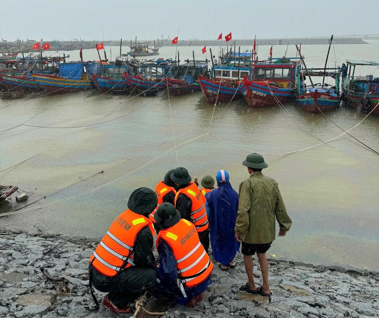 Thực hiện chỉ thị của Bộ CHQS tỉnh Hà Tĩnh, cán bộ chiến sỹ, các đồn/trạm biên phòng thuộc Ban Chỉ huy BĐBP tỉnh Hà Tĩnh đã triển khai đồng bộ các phương án giúp dân ứng phó với bão số 10.