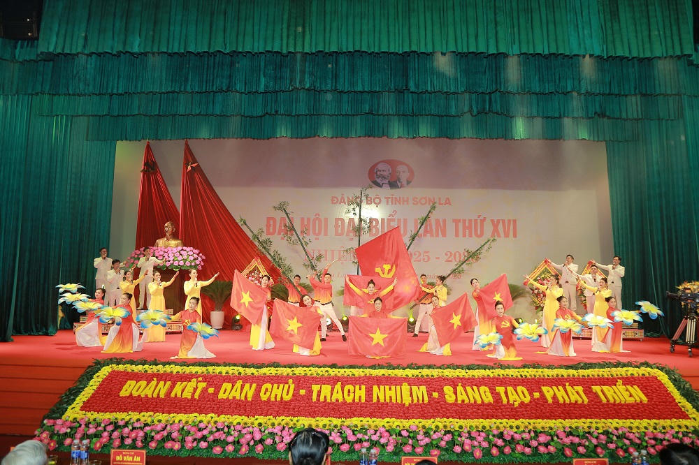 Tiết mục văn nghệ chào mừng Đại hội.