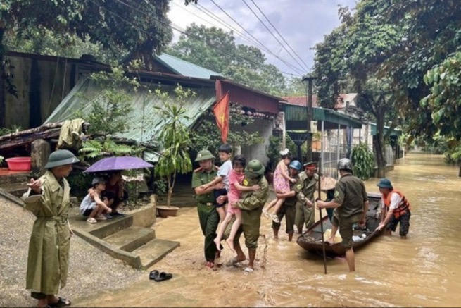 Thủ tướng yêu cầu huy động mọi lực lượng, phương tiện ứng phó nguy cơ sau bão số 10