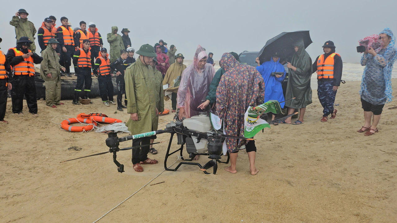 Lực lượng chức năng tỉnh Quảng Trị
huy động fly cam chuyên dụng tìm kiếm các thuyền viên gặp nạn tại vùng biển Cửa
Việt.