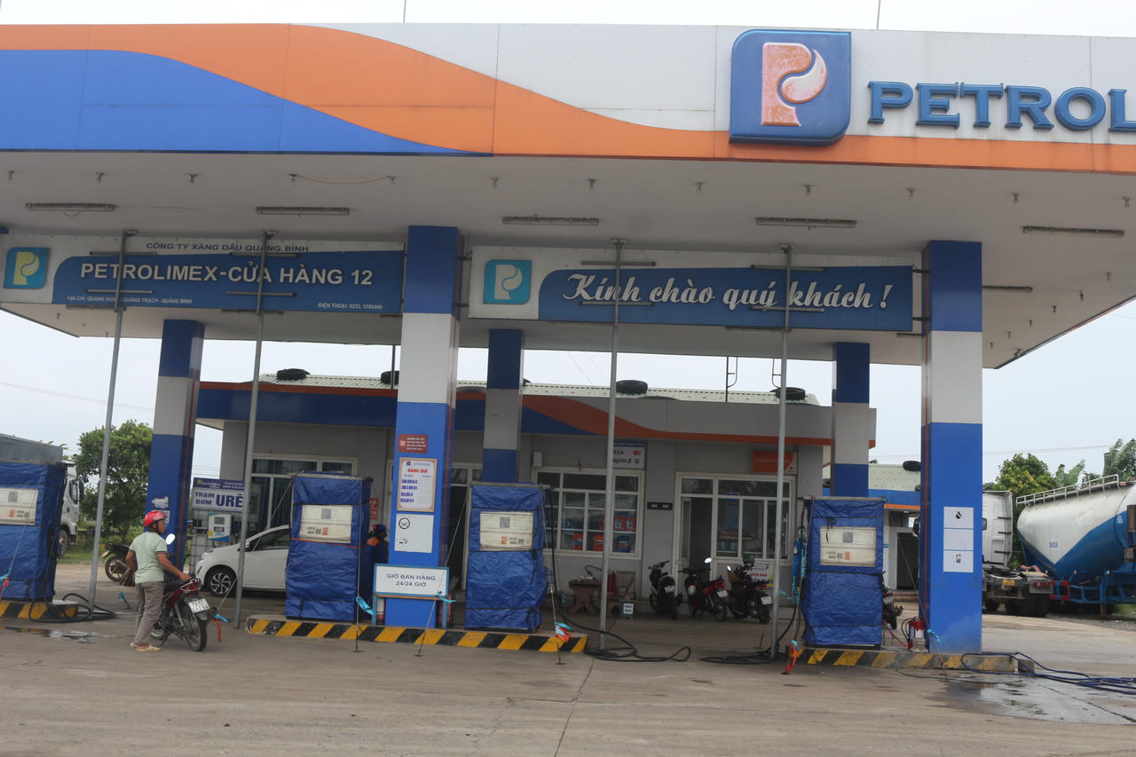 Cây xăng được gia cố để chống bão số 10 đổ bộ.