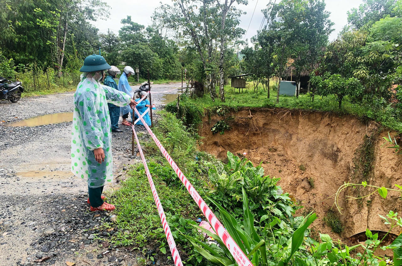 “Hố
tử thần” có chiều sâu tới 10 m, miệng rộng hơn 5m xuất hiện sau mưa lớn kéo dài.