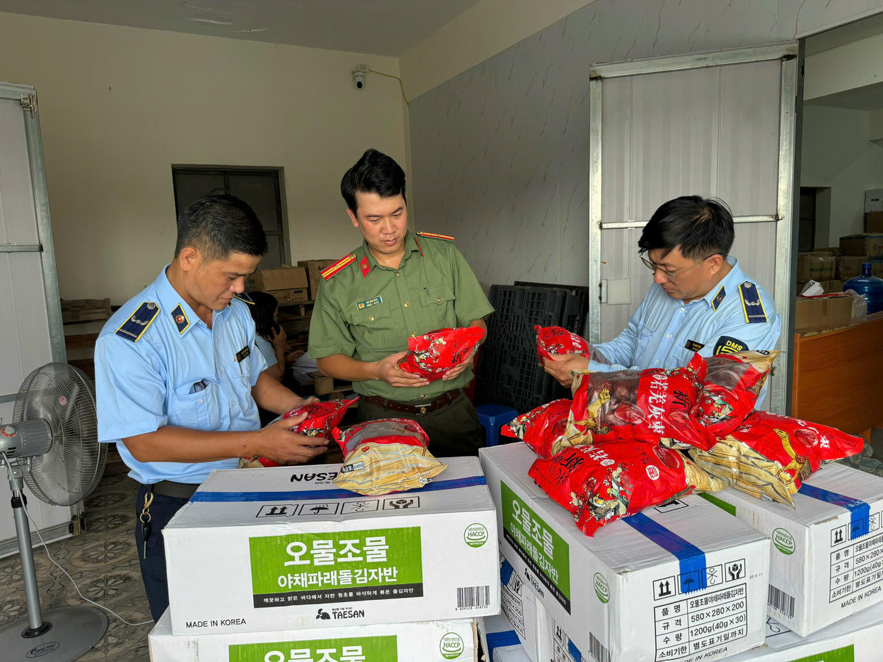 Đội QLTT số 22 kiểm tra địa điểm kinh doanh kho Bắc Từ Liêm thuộc Công ty Cổ phần CAFÉ KATINAT, các sản phẩm ở đây đều đã quá hạn sử dụng.