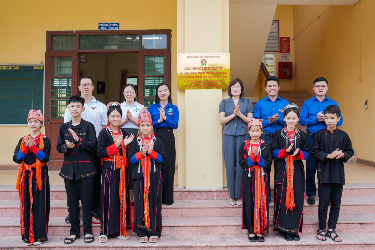 Gắn biển các công trình thanh niên cùng nhiều suất quà ý nghĩa dành cho thanh thiếu nhi trên địa bàn.