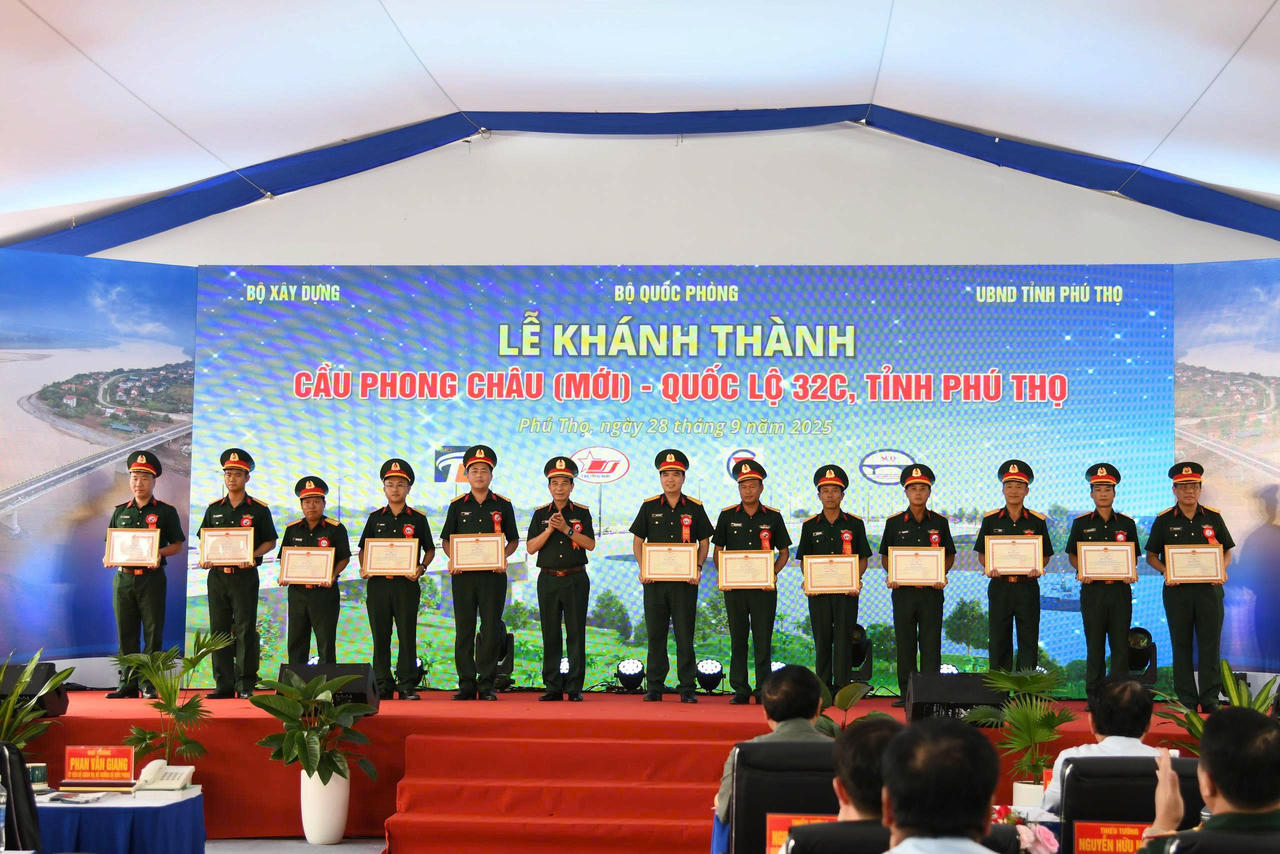 Đại tướng Phan Văn Giang tặng bằng khen cho tập thể và cá nhân có thành tích suất sắc trong quá trình xây dựng cầu Phong Châu