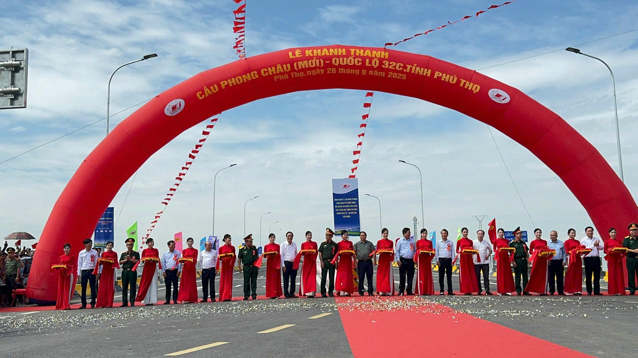 Thủ tướng Chính phủ Phạm Minh Chính cùng các đại biểu cắt băng khánh thành cầu Phong Châu mới 