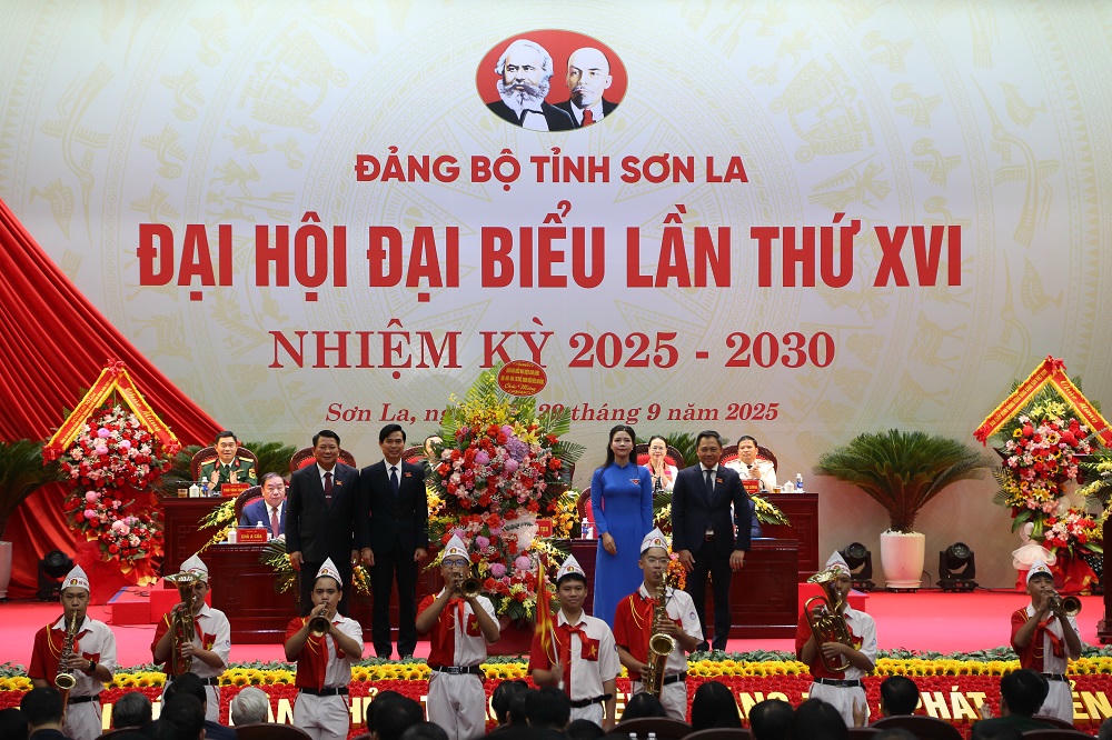 Đoàn đại biểu đại diện các tầng lớp nhân dân tặng hoa chào mừng Đại hội.