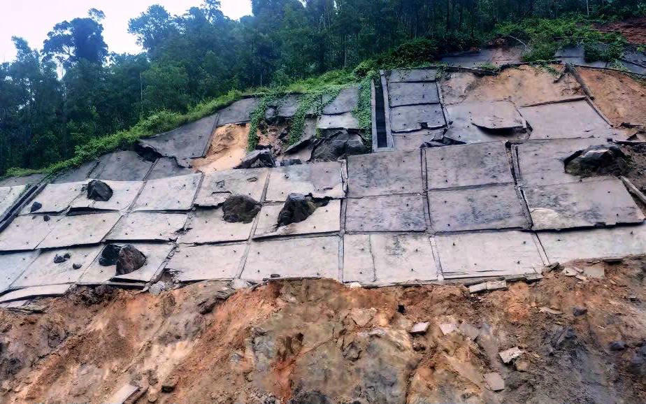 Taluy trên tuyến QL14E bị sạt lở nghiêm trọng.