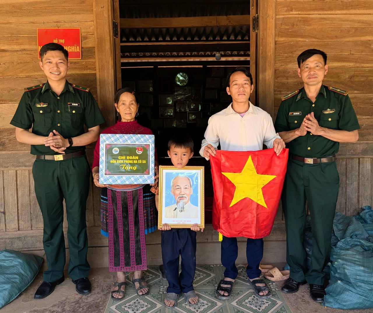 Học tập và làm theo tư tưởng, đạo đức, phong cách Hồ Chí Minh, cán bộ, chiến sĩ BĐBP tỉnh Điện Biên đã cụ thể hóa bằng nhiều hoạt động, mô hình, phong trào thiết thực, thấm đẫm nghĩa tình. (Ảnh: ĐBP Na Cô Sa)