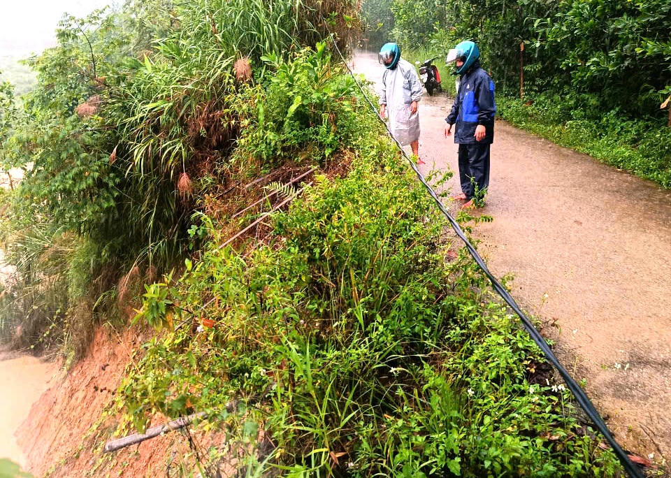 Cơ quan chức năng cảnh báo, bão số 10 đang diễn biến phức tạp, lượng mưa lớn vẫn có khả năng kéo dài, gây nguy cơ sạt lở diện rộng.