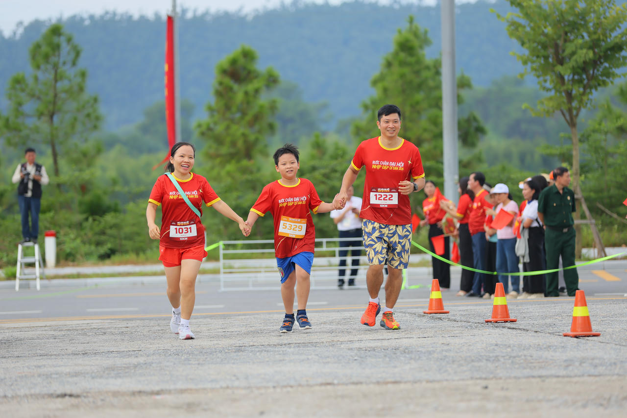 Nhiều gia đình cùng tham dự.