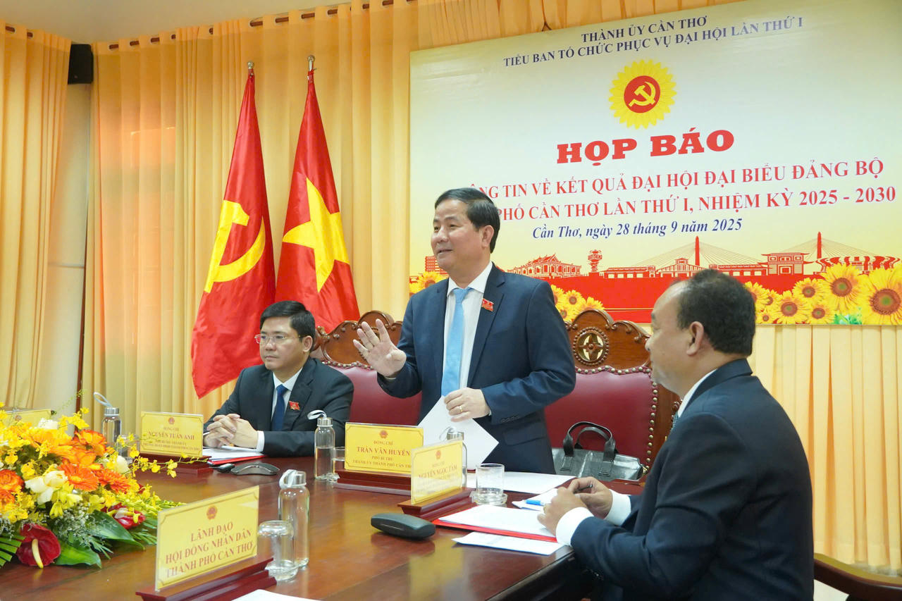  Ông Trần Văn Huyến – Phó Bí thư Thành ủy Cần Thơ phát biểu tại họp báo