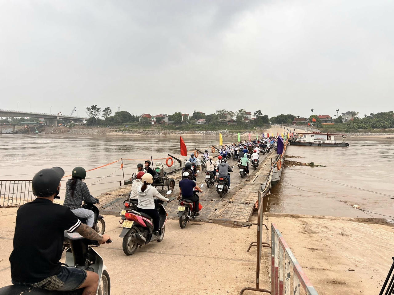 Suốt 12 tháng vận hành, cầu phao đã phục vụ hơn 5 triệu lượt người và phương tiện, trung bình gần 14.000 lượt/ngày