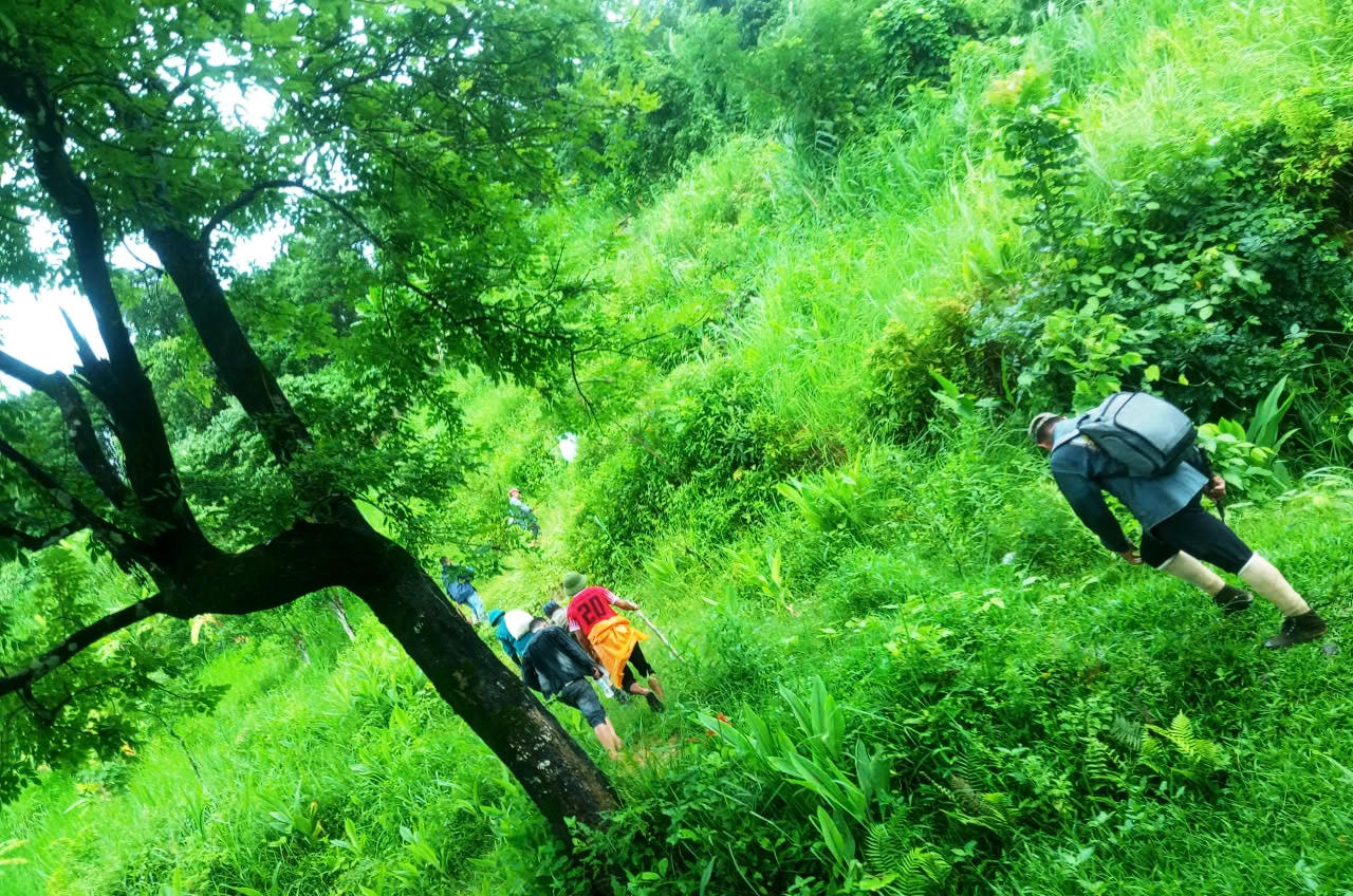 Lực lượng chức năng tổ chức tìm kiếm nạn nhân.