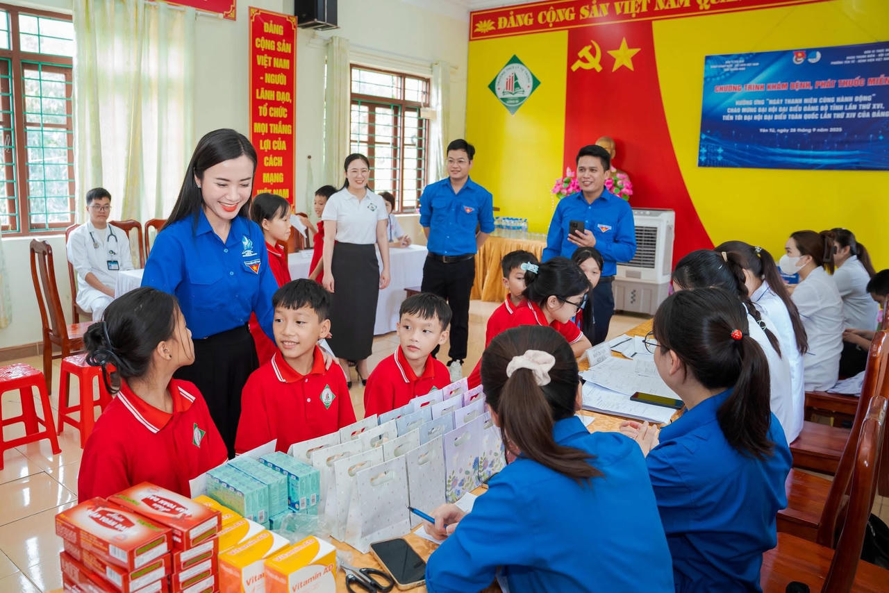 Hoạt động khám bệnh và cấp phát thuốc miễn phí.