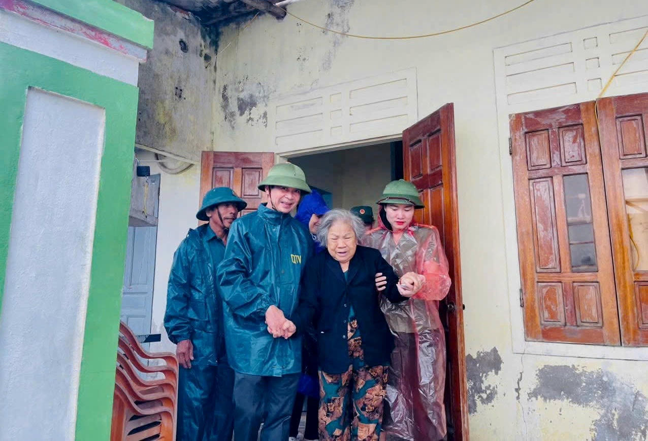 Các lực lượng ưu tiên hỗ trợ người già, trẻ em, phụ nữ mang thai, người khuyết tật đi sơ tán tránh bão.