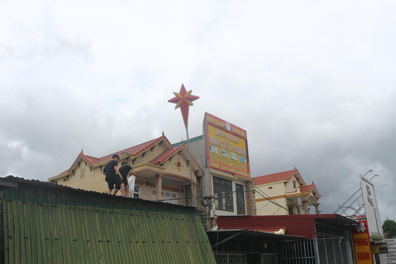 Gia cố mái nhà trước khi bão đổ bộ.