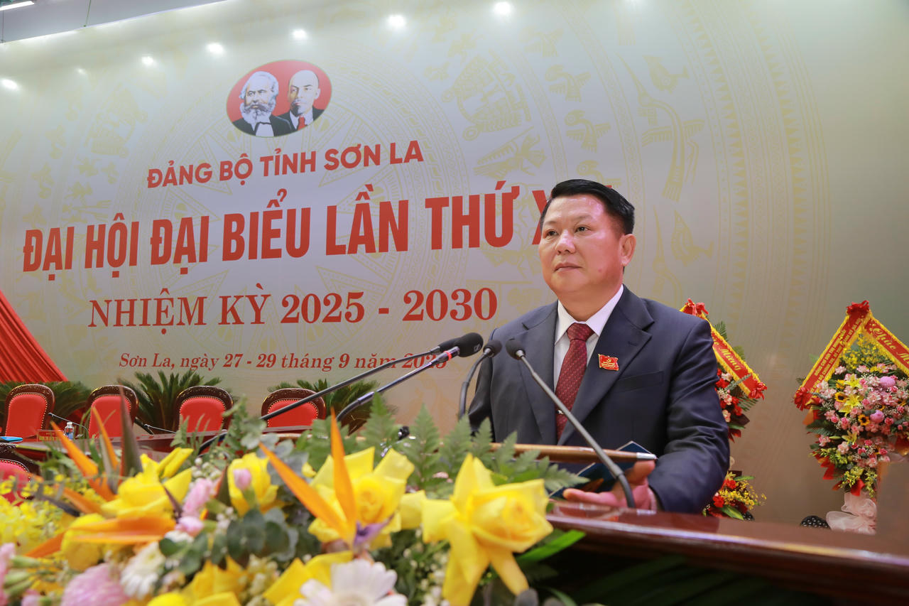 Ông Lò Minh Hùng, Phó Bí thư Thường trực Tỉnh ủy Sơn La báo cáo kết quả Đại hội phiên trù bị.