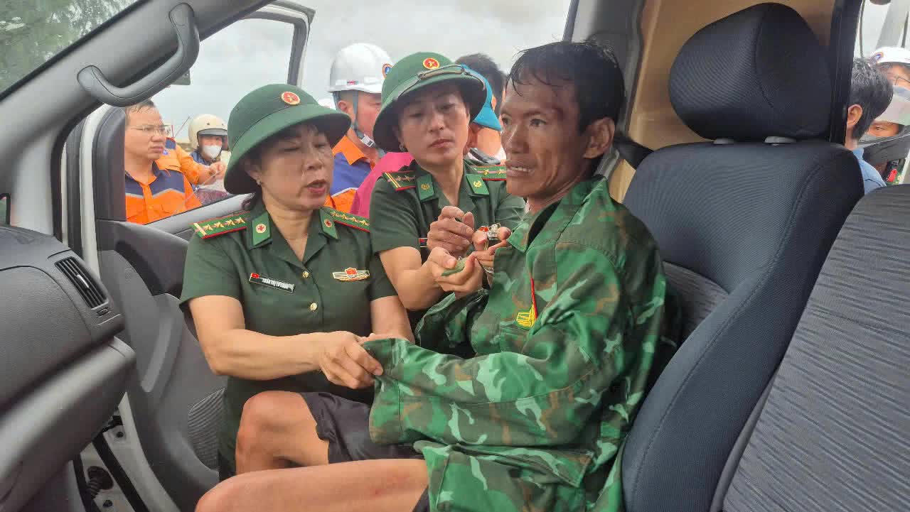 Hai tàu cá gặp nạn khi vào Cửa Việt tránh bão: 1 tàu chìm, 3 thuyền viên mất tích