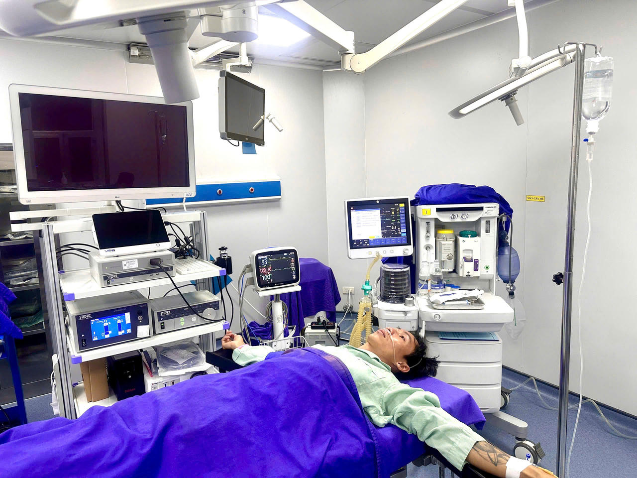 Nhờ sự chuẩn bị chu đáo, phối hợp nhịp nhàng và quyết tâm cao, tình trạng bệnh nhân bước đầu được kiểm soát ổn định.