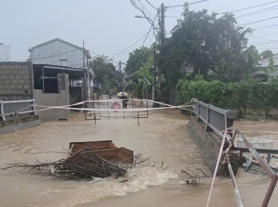 Đường Nguyễn Hữu Cảnh và nhiều khu vực khác ngập sâu, nước chảy xiết.