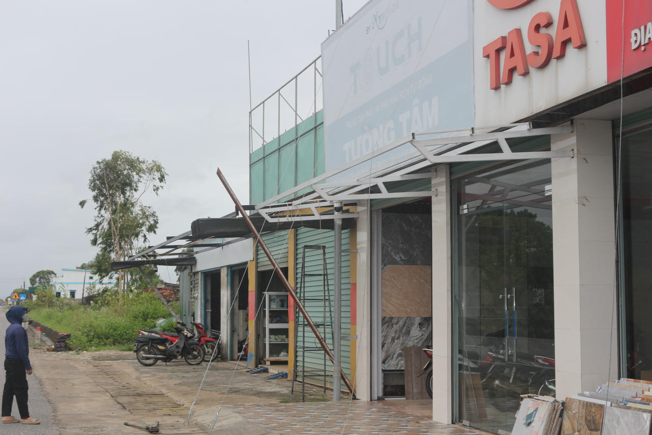 Dùng dây
chằng chéo trước cửa ki-ốt chống bão.