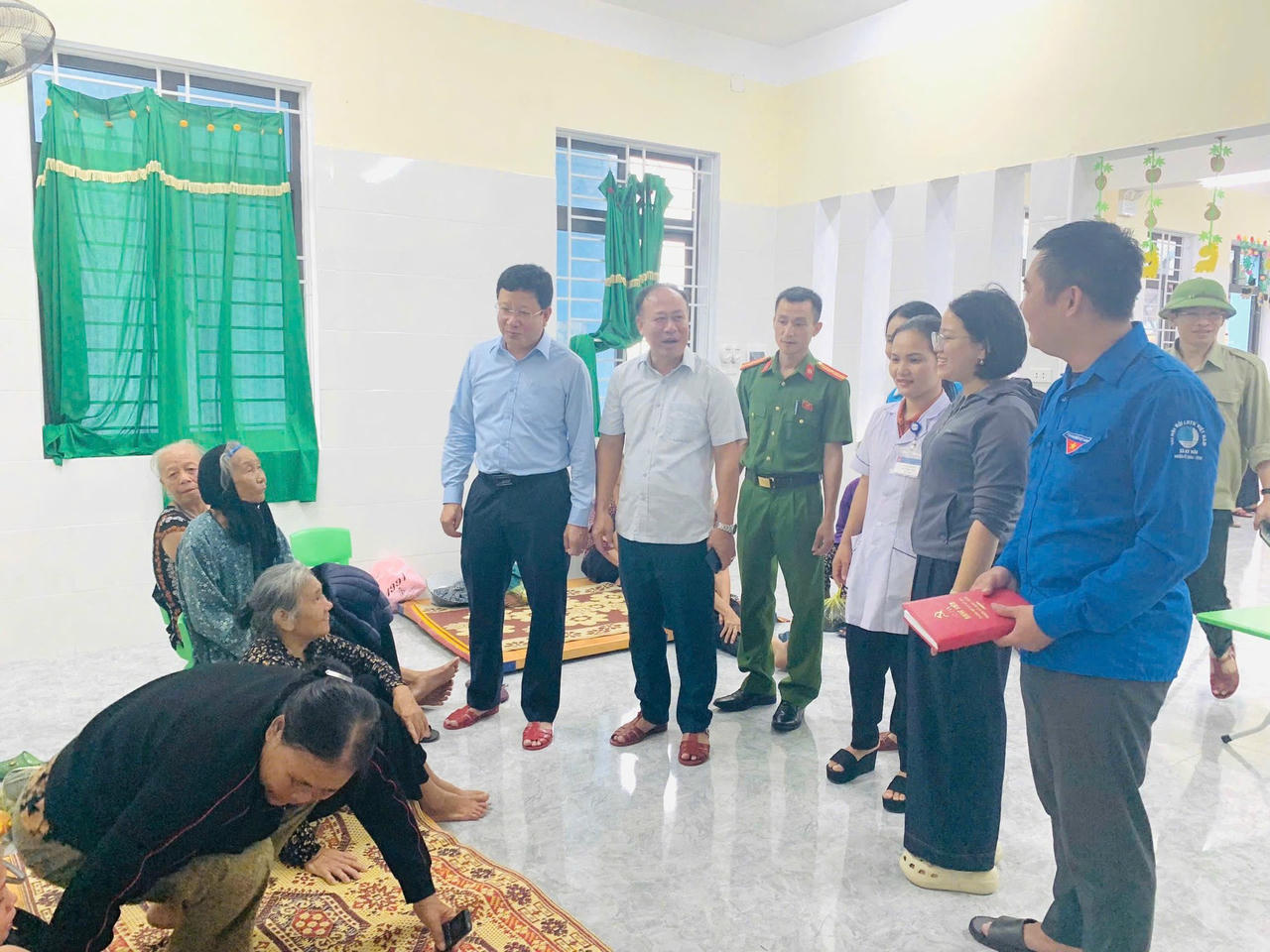 Tại khu vực sơ tán, chính quyền và các lực lượng chức năng đã bố trí đầy đủ nơi ăn, chốn ở tạm thời, sắp xếp khu vực nghỉ ngơi cho từng hộ dân, đồng thời chuẩn bị lương thực, nước uống, các nhu yếu phẩm thiết yếu phục vụ sinh hoạt hằng ngày.