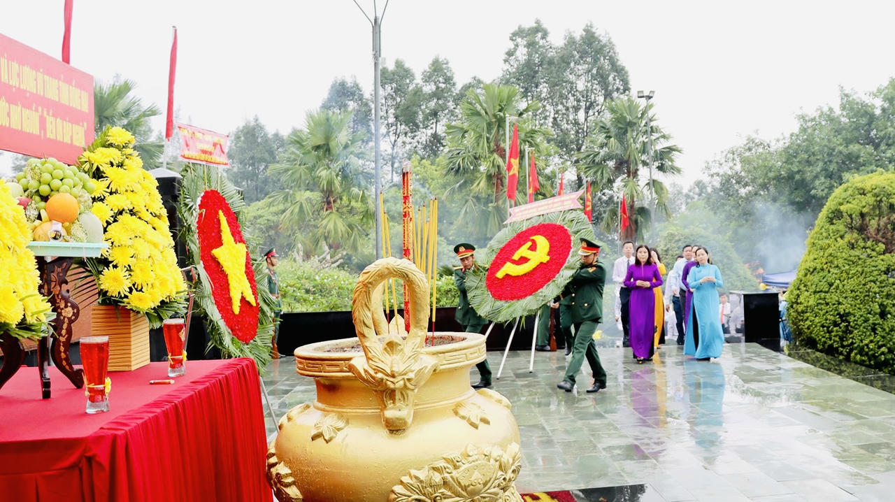  Đoàn lãnh đạo tỉnh cùng lực lượng vũ trang dâng hoa, dâng hương tại tượng đài Nghĩa trang liệt sĩ tỉnh Đồng Nai. Ảnh: BĐN