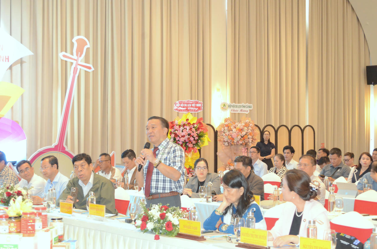 Các doanh nghiệp du lịch trao đổi, thảo luận sôi nổi tại Hội thảo.