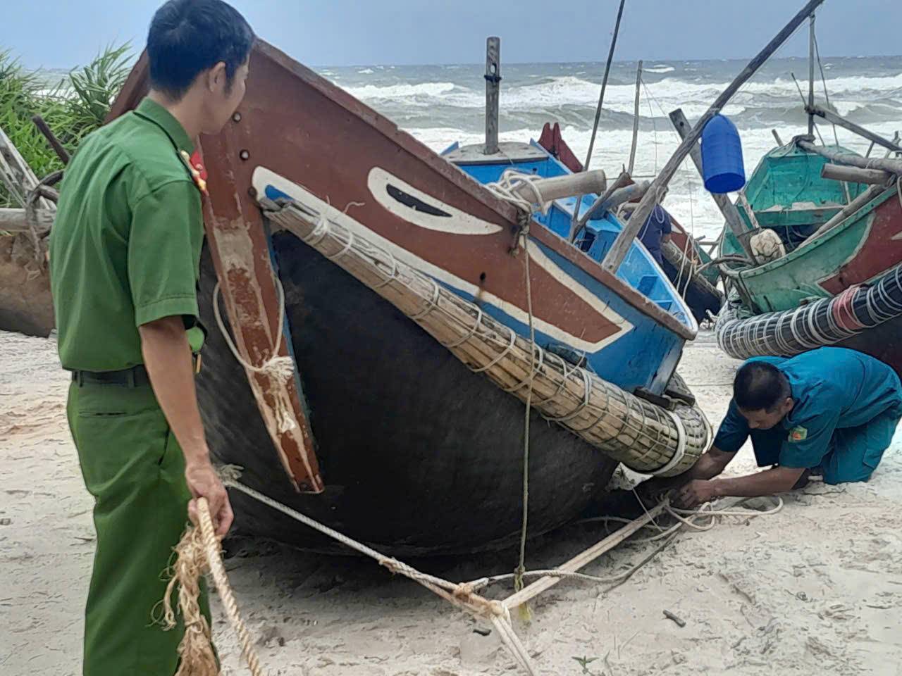 Công an xã Sen Ngư giúp dân neo đậu tàu thuyền.