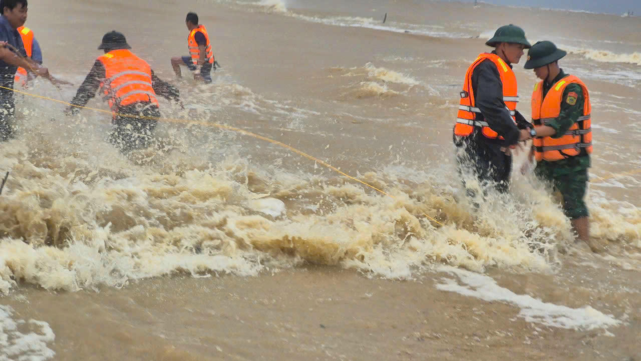 Lực lượng chức năng tìm phương án ứng cứu.