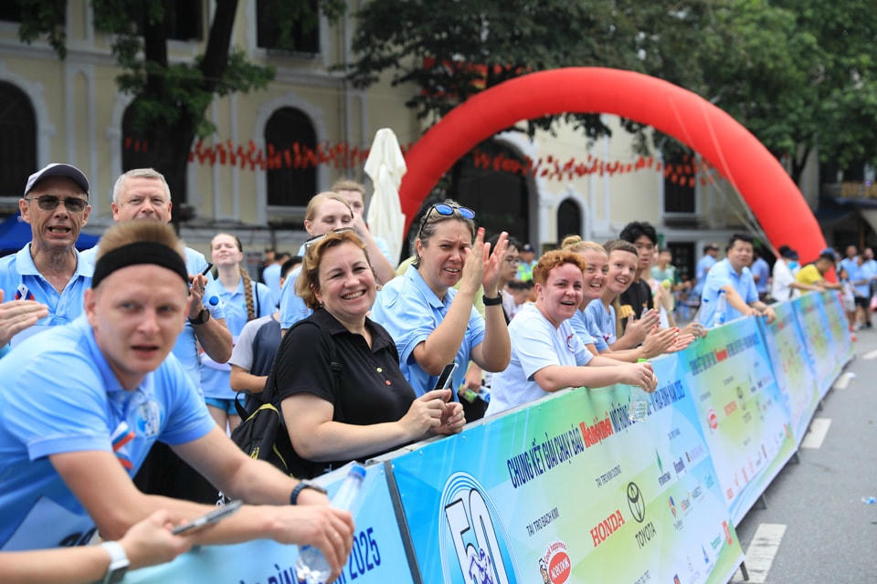 Rất nhiều du khách quốc tế cổ vũ Giải chạy. (ảnh BTC)