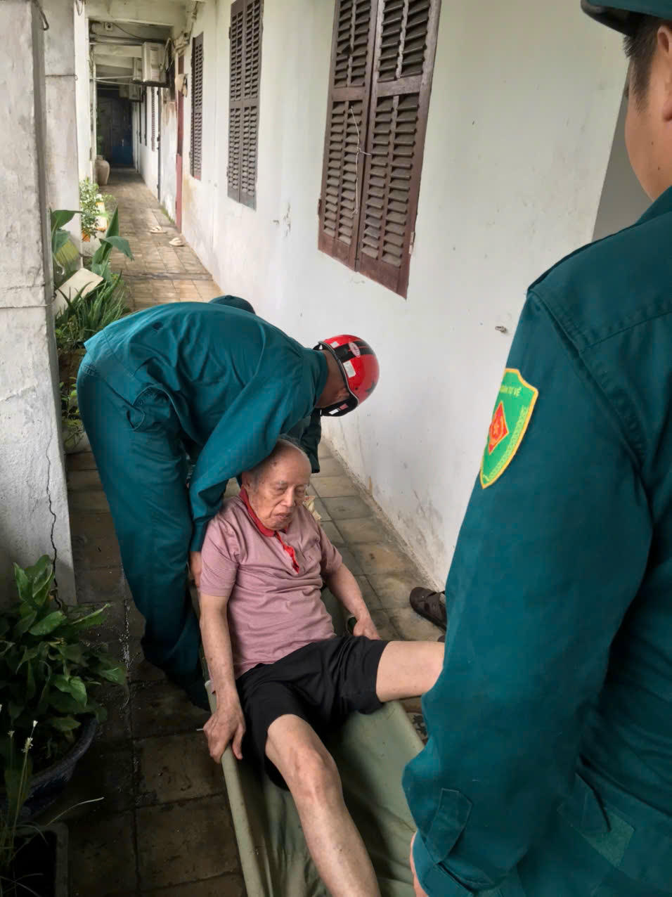 Những người dân bị ốm được chính quyền phường Thành Vinh hỗ trợ di chuyển.