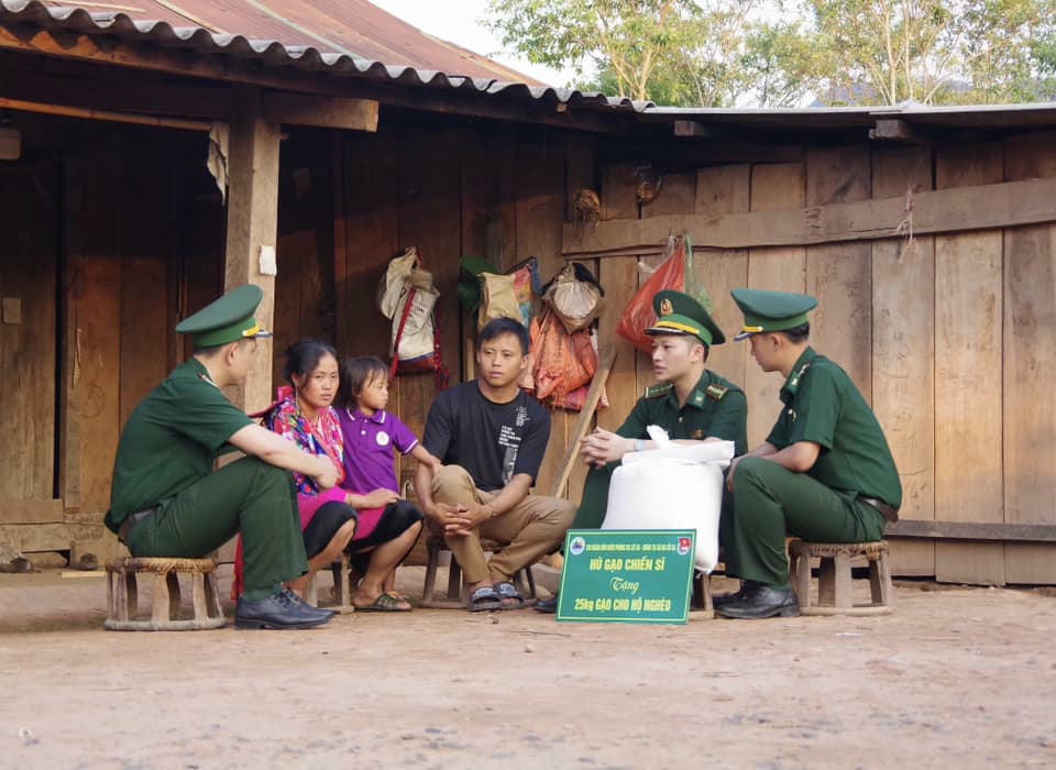 Mô hình "Hũ gạo chiến sĩ" không chỉ giúp đỡ, chia sẻ khó khăn với người dân, mà còn củng cố, tăng cường tình đoàn kết gắn bó giữa cán bộ, chiến sĩ Bộ đội Biên phòng với đồng bào các dân tộc khu vực biên giới. (Ảnh: Đồn Biên phòng Na Cô Sa)