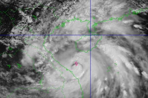 Bão số 10 giật cấp 15 cách Huế 125km