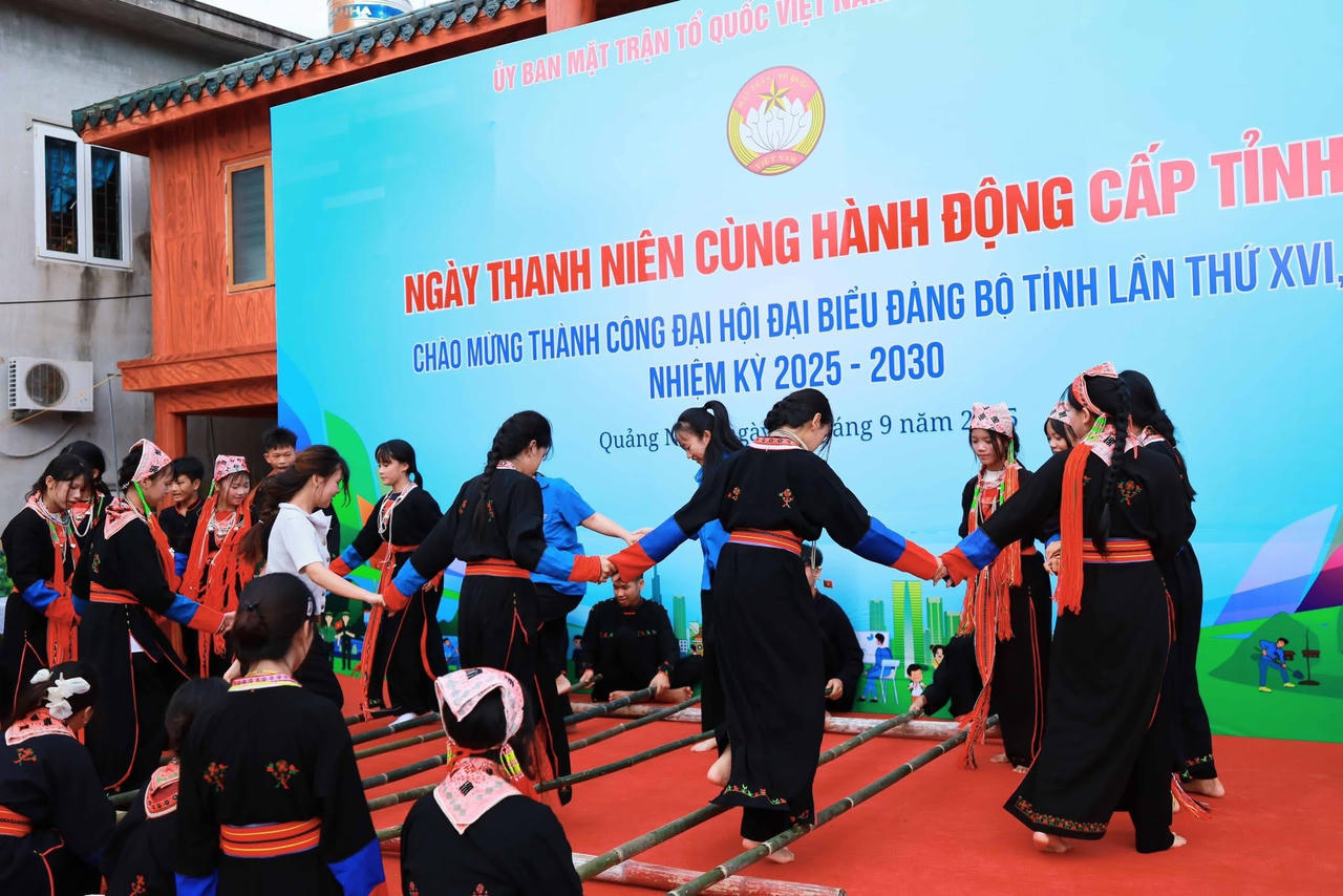 Tiết mục văn nghệ truyền thống đặc sắc, thể hiện tinh thần đoàn kết và trách nhiệm trong gìn giữ, phát huy bản sắc văn hóa dân tộc. 