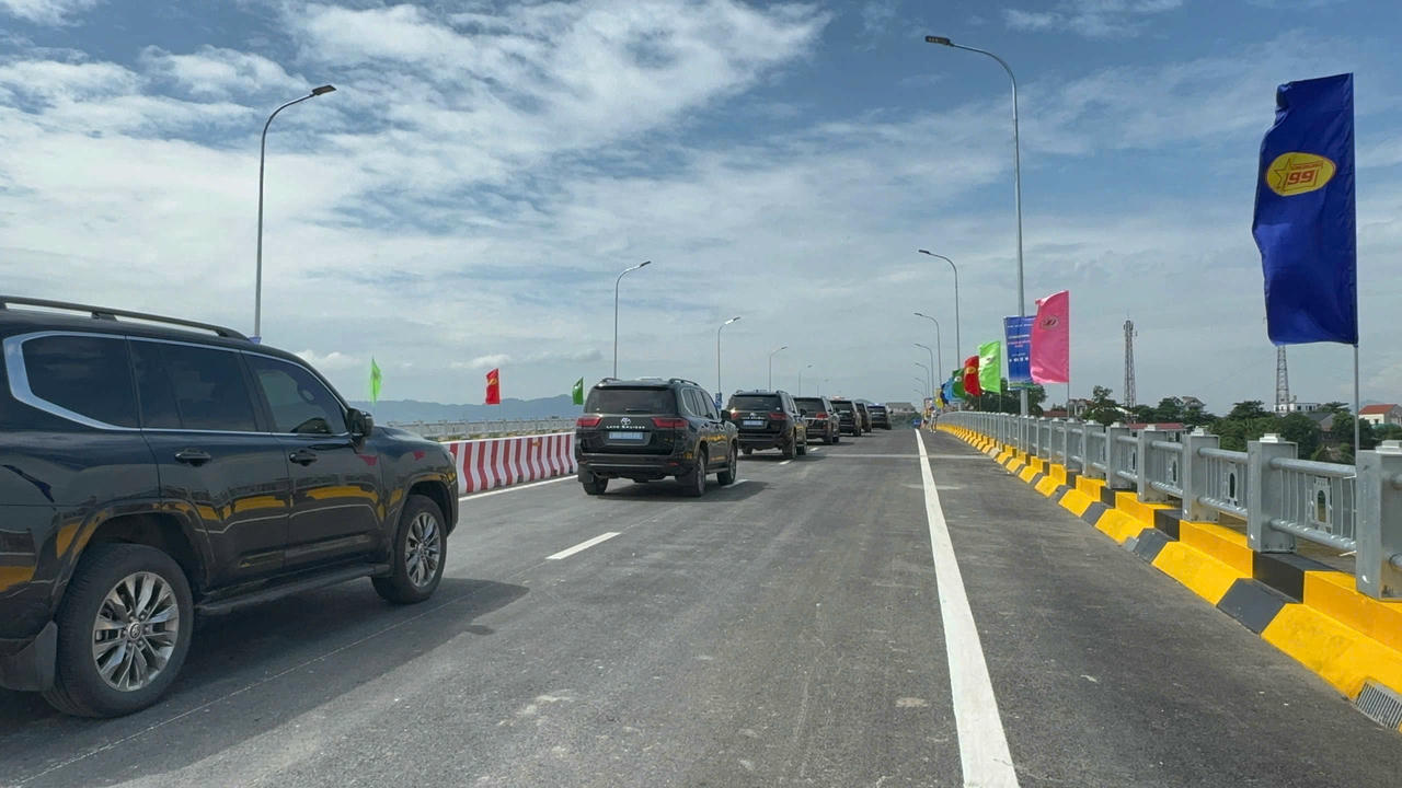 Hai bên cầu là đường dẫn đạt tiêu chuẩn đường cấp III đồng bằng, vận tốc thiết kế 80 km/h.