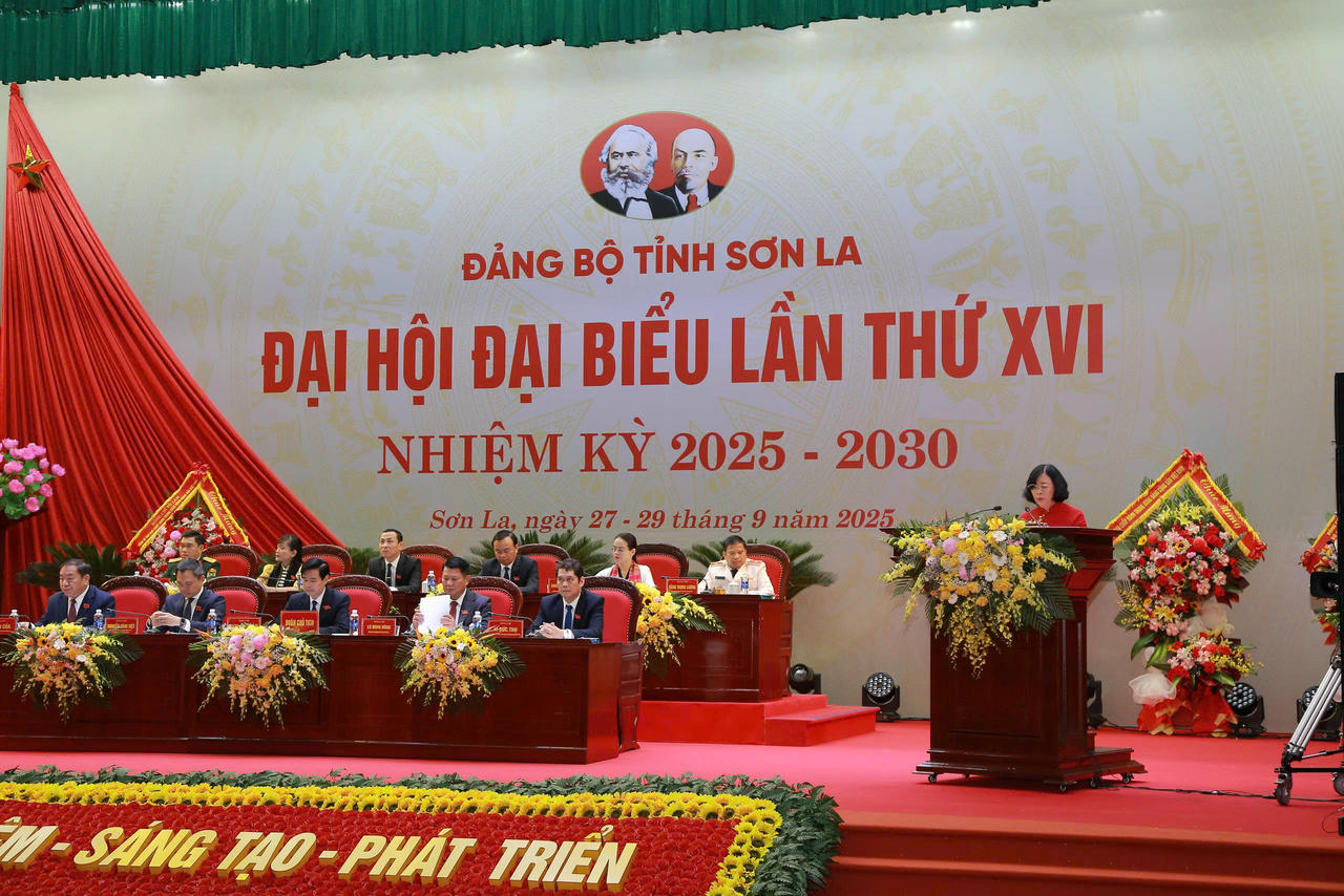 Bà Bùi Thị Minh Hoài, Ủy viên Bộ Chính trị, Bí thư Thành ủy Hà Nội phát biểu tại Đại hội.
