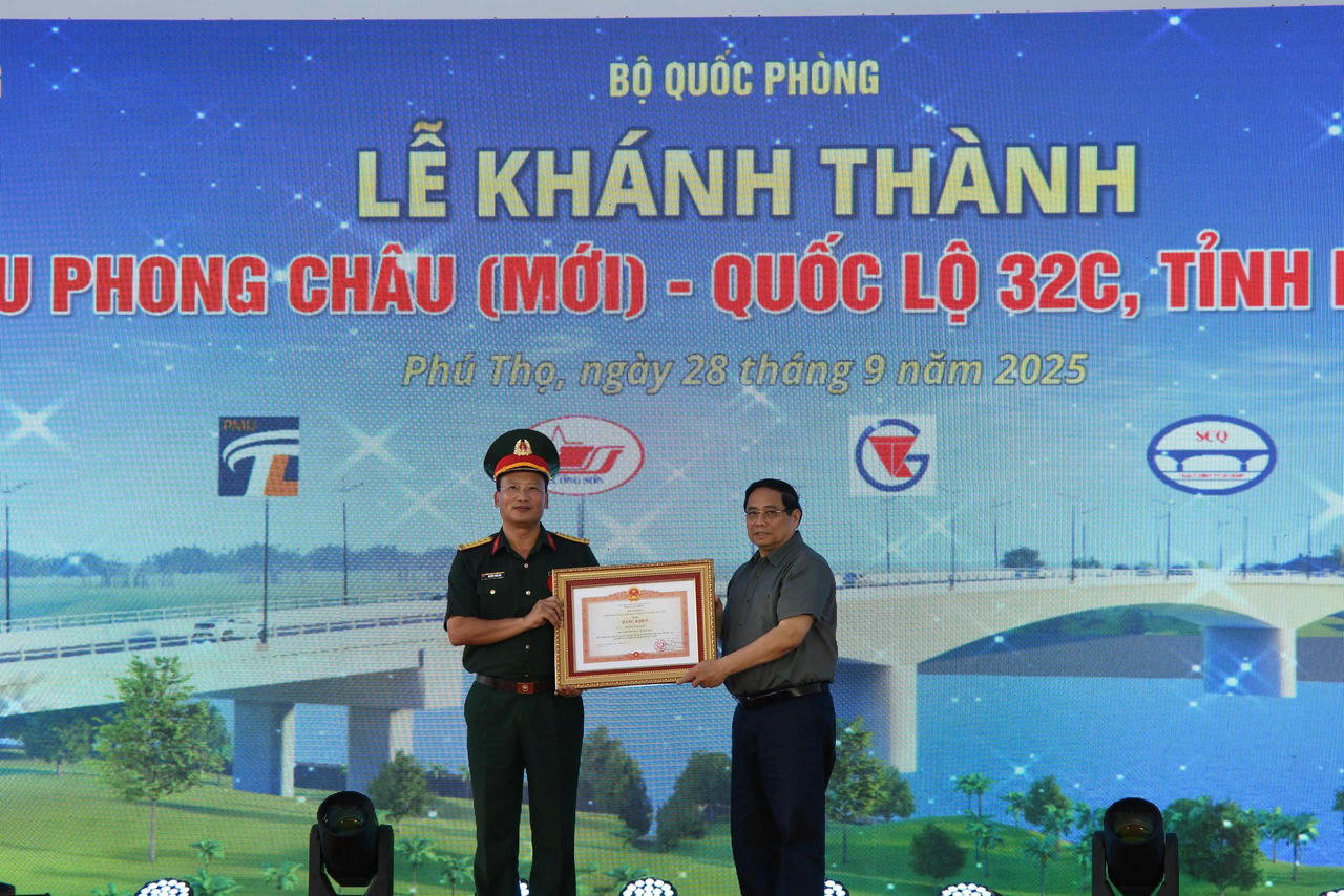 Thủ tướng Chính phủ tặng bằng khen cho đại tá Nguyễn Tuấn Anh - Phó tư lệnh binh đoàn 12